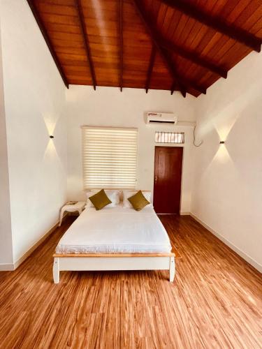 Ένα ή περισσότερα κρεβάτια σε δωμάτιο στο Lake Side Bliss