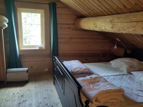 Un dormitorio con dos camas en una cabaña de madera. en Coazy cabin with sauna, en Trysil