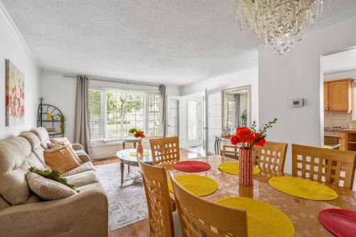 Χώρος καθιστικού στο Glengarry Haus Spacious 2BR Home Away From Home