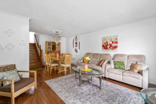 Χώρος καθιστικού στο Glengarry Haus Spacious 2BR Home Away From Home