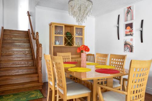 Χώρος καθιστικού στο Glengarry Haus Spacious 2BR Home Away From Home