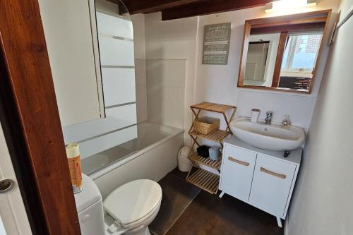 une salle de bain avec toilettes, lavabo et baignoire dans l'établissement Old Arras studio avec mezzanine, à Arras