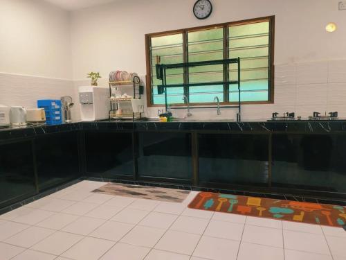 Kuchyň nebo kuchyňský kout v ubytování Homestay Teratak Ibunda