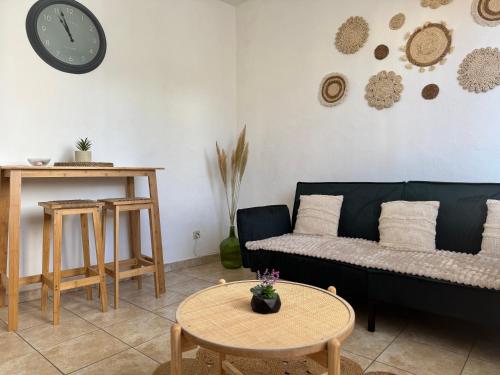 un salon avec un canapé et une table dans l'établissement Le botaniste, à Perpignan