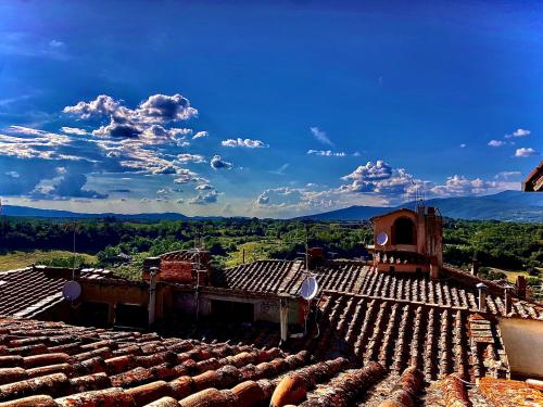 a view from the roof of a building with mountains in the background at Il Podestà in Laterina