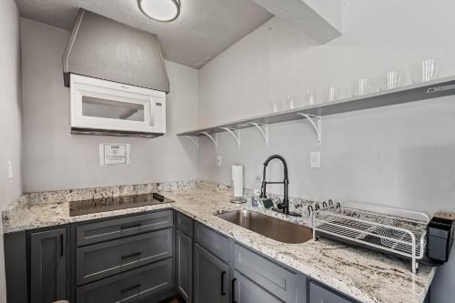 Η κουζίνα ή μικρή κουζίνα στο Stylish 5-bedroom Okc Home 3 Levels Loft #04
