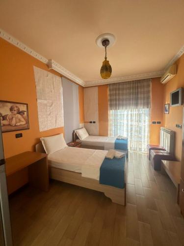 Hotel Vlora 객실 침대