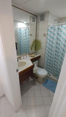 a bathroom with a sink and a toilet and a shower at Hermoso Apto Playero con Piscina in Cumaná