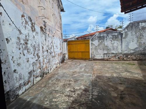 a yellow door on the side of a building at Quarto Up perto do Centro e de Praias in São Luís