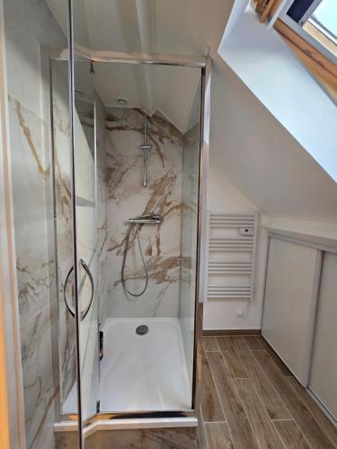 La salle de bains mansardée est pourvue d'une douche. dans l'établissement Chambre privée à 10min de Roissy CDG, au Calme, Parking gratuit, au Mesnil-Amelot