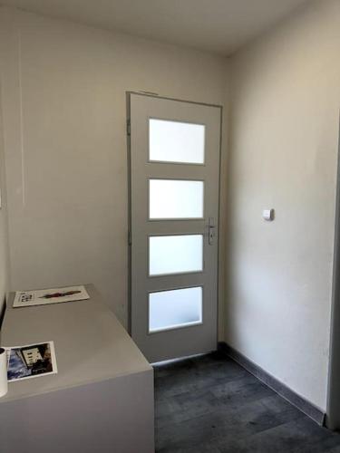 a room with a door and a counter with a window at Útulný byt v blízkosti centra in Juliánov