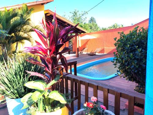 a backyard with a swimming pool and a house at Temporada Belas Casas in São Pedro