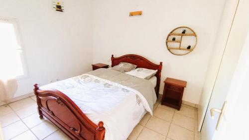 - une chambre avec un lit et un miroir dans l'établissement Grand T2, RDC avec jardin, à Trets