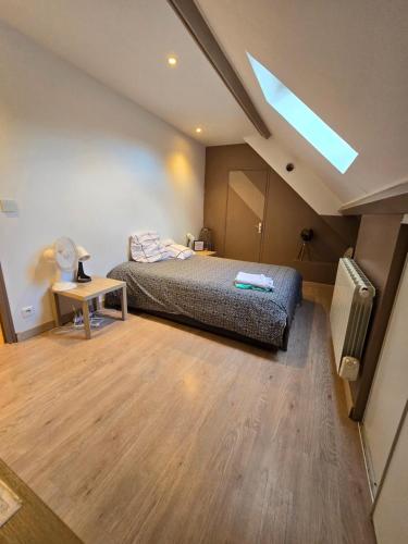 une chambre avec un lit et une lucarne dans l'établissement Chambre privée à 10min de Roissy CDG, au Calme, Parking gratuit, au Mesnil-Amelot