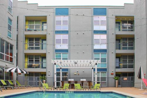 オースティンにあるModern Condo with Pool Gym Workspaces & BBQの建物前のスイミングプール