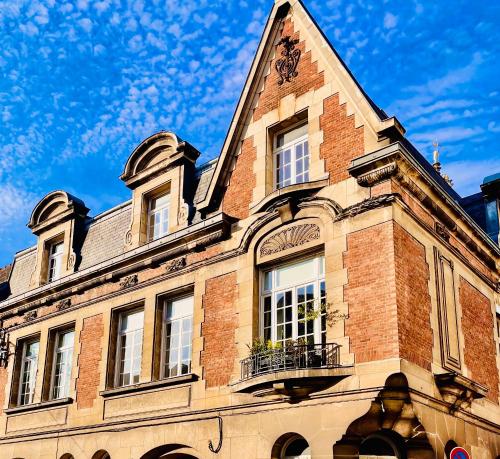 a building with a clock tower on top of it at Cosy chic, raffiné et spacieux en hyper centre in Arras