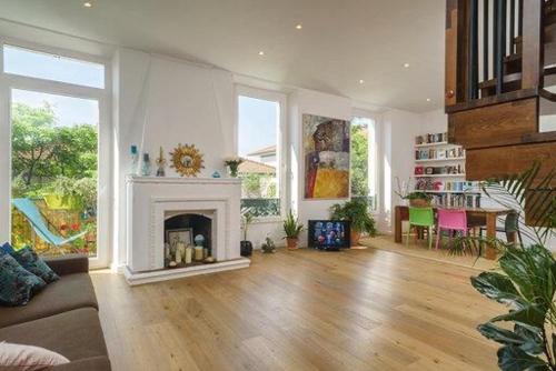 un salon avec cheminée et une salle à manger dans l'établissement Good sleeping, à Cannes