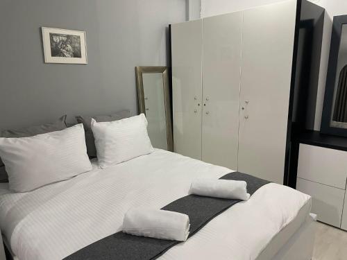 Un pat sau paturi într-o cameră la Apple apartment