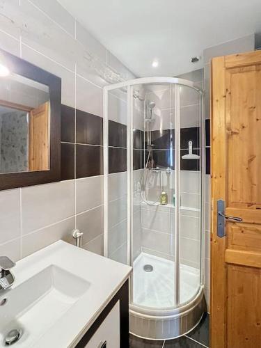 une salle de bain avec douche et lavabo dans l'établissement Maison de village climatisée, à Villeneuve-Loubet