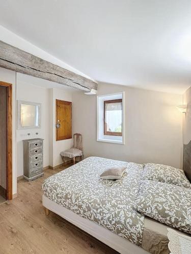 une chambre avec un lit et une commode dans l'établissement Maison de village climatisée, à Villeneuve-Loubet