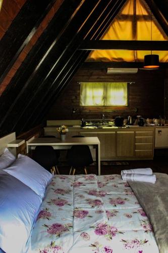 ein Schlafzimmer mit einem großen Bett im Dachgeschoss in der Unterkunft Mon Chalet in Praia Grande
