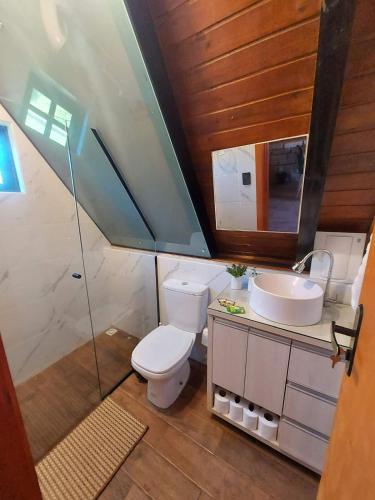 ein Badezimmer mit Toilette und Waschbecken in der Unterkunft Mon Chalet in Praia Grande