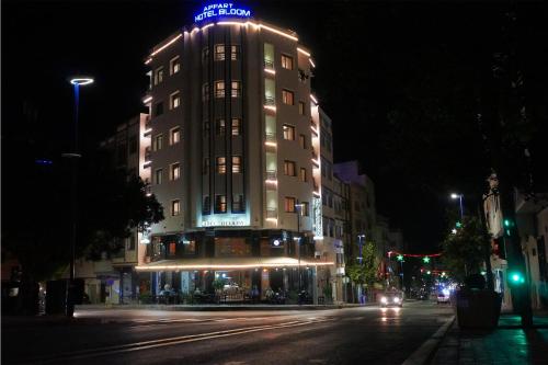 アル・ホセイマにあるAppart Hotel Bloomの夜の街路に照らされた建物