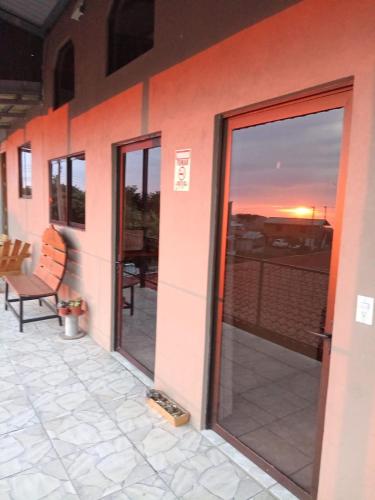 une porte vitrée ouverte sur une maison avec un patio dans l'établissement Ocean view, à Monteverde Costa Rica