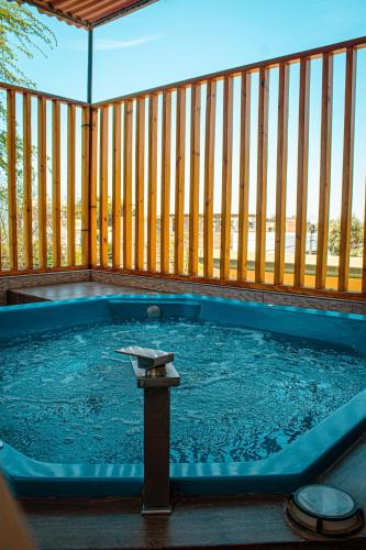 un jacuzzi en la terraza de una casa en Del Valle House, en Ica