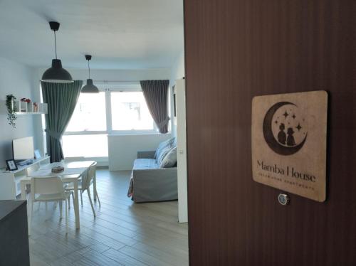 Μια τηλεόραση ή/και κέντρο ψυχαγωγίας στο Mamba House - 200 mt dal mare