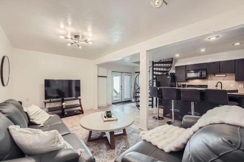 a living room with a couch and a table at Ski And Golf Condo - 9 Min To Vailbc in Avon