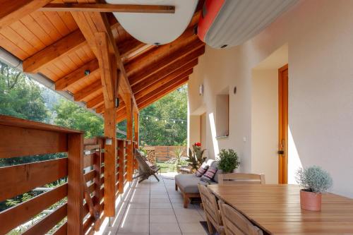 Un balcón o terraza en Slapy Chata Hrdlička