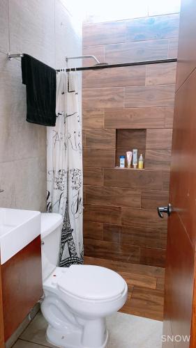 a bathroom with a toilet and a sink at Casa Fer Para 8 Personas Cerca de playa San Blas in Tepic