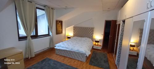 Un dormitorio con una cama y una ventana grande. en Villaweb, 2rooms ap. 5min drive to center &airport, en Iaşi