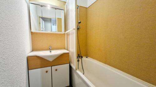 une salle de bain avec un lavabo et une baignoire dans l'établissement Résidence Pollux - Studio confortable avec cabine · Proche des pistes et des commerces · Balcon MAE-7415, à Flaine