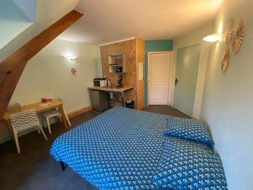- une chambre avec un lit bleu dans l'établissement Appartement ou chambre centre cherbourg, à Cherbourg en Cotentin