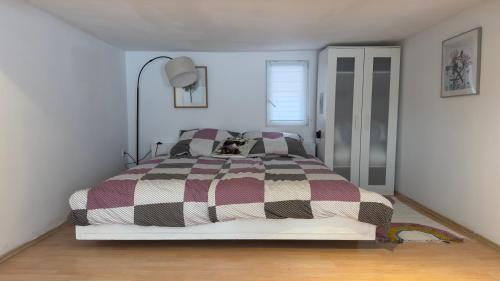 a bedroom with a bed with a checkered blanket at Panda2 Charmante, Familien Ferienwohnung im Panda-Stil in Bad Hersfeld