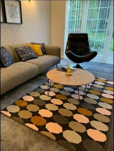 a living room with a couch and a table at Birmingham Bungalow Serviced Apartment NEC Airport Bullring in Birmingham