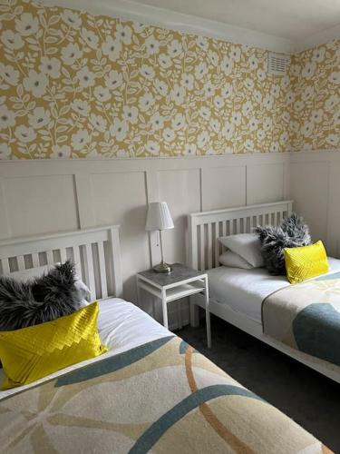 two beds sitting next to each other in a bedroom at Birmingham Bungalow Serviced Apartment NEC Airport Bullring in Birmingham