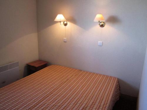 - une chambre avec un lit et deux lumières sur le mur dans l'établissement Résidence Les Hameaux I - Résidence LES HAMEAUX I N°201-203 MAE-4881, à La Plagne Tarentaise