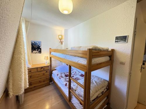 une chambre avec deux lits superposés dans une pièce dans l'établissement Résidence Bez - Appartement· Cœur de station · Parking privé & casier à skis MAE-3264, à La Salle Les Alpes