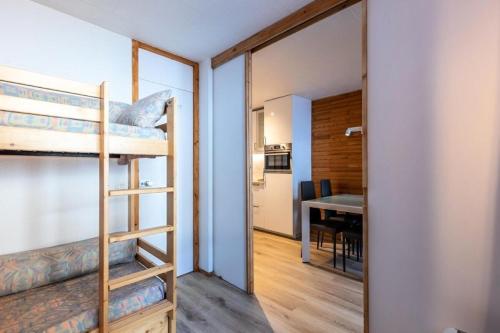 Ce petit appartement comprend des lits superposés et une salle à manger. dans l'établissement Résidence Saint Jacques - Résidence LE SAINT JACQUES N°206 MAE-4911, à La Plagne Tarentaise
