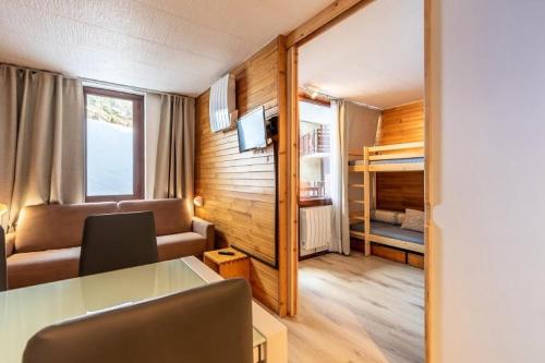 Cette petite chambre comprend une table et un lit. dans l'établissement Résidence Saint Jacques - Résidence LE SAINT JACQUES N°206 MAE-4911, à La Plagne Tarentaise