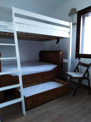 une chambre avec deux lits superposés et une échelle dans l'établissement Résidence Lodges 1970 - Résidences LES LODGES 1970 N°B302 MAE-1521, à La Plagne Tarentaise