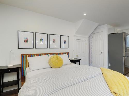 En eller flere senge i et værelse på Fairfield Estate Coach House - 30-Day Stay, steps from Cook Street Village by Victoria Prime!