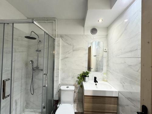 une salle de bain avec une douche, des toilettes et un lavabo dans l'établissement Résidence Le Sporting - Studio · Chaleureux · Grande terrasse MAE-1451, à La Salle Les Alpes