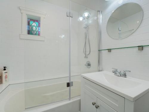 Et badeværelse på Fairfield Estate Coach House - 30-Day Stay, steps from Cook Street Village by Victoria Prime!