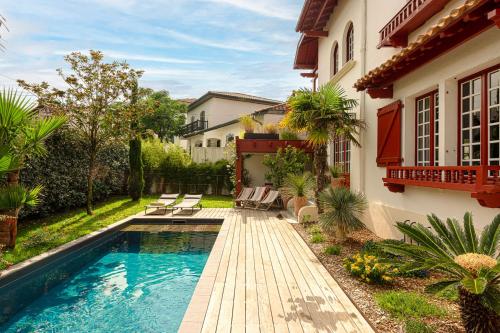 une piscine dans la cour d'une maison dans l'établissement VILLA FLOW KEYWEEK - heated pool garden Biarritz, à Biarritz