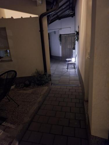 an empty alley with two chairs and a building at Studio apartmani Louis i Lola in Zagreb