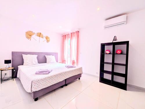 - une chambre blanche avec un lit dans l'établissement Villa récente, à Vallauris